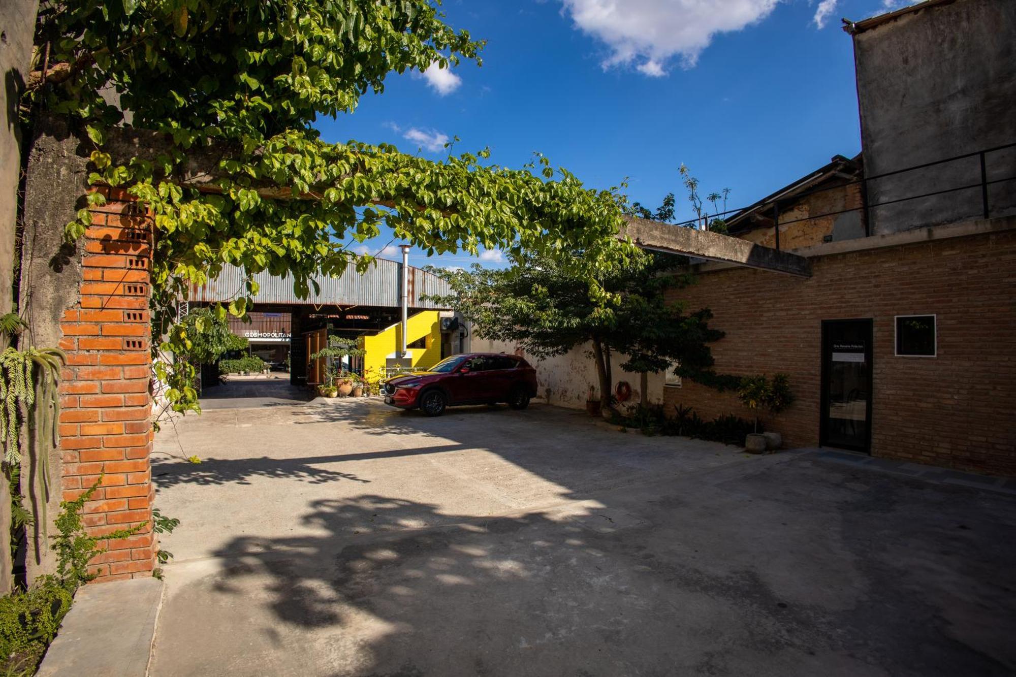 Cosmopolitano Hotel Boutique 산타 크루즈 드 라 시에라 외부 사진 The courtyard of the winery