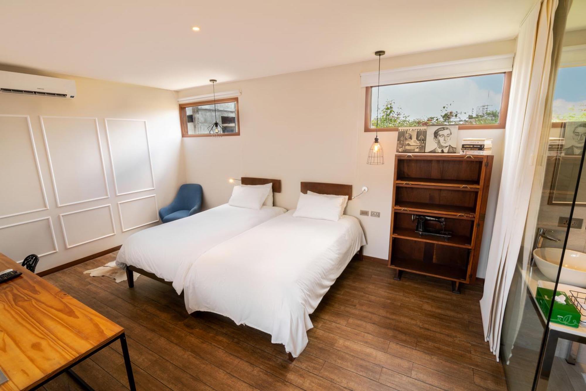 Cosmopolitano Hotel Boutique 산타 크루즈 드 라 시에라 외부 사진 A typical studio apartment in Madrid, Spain